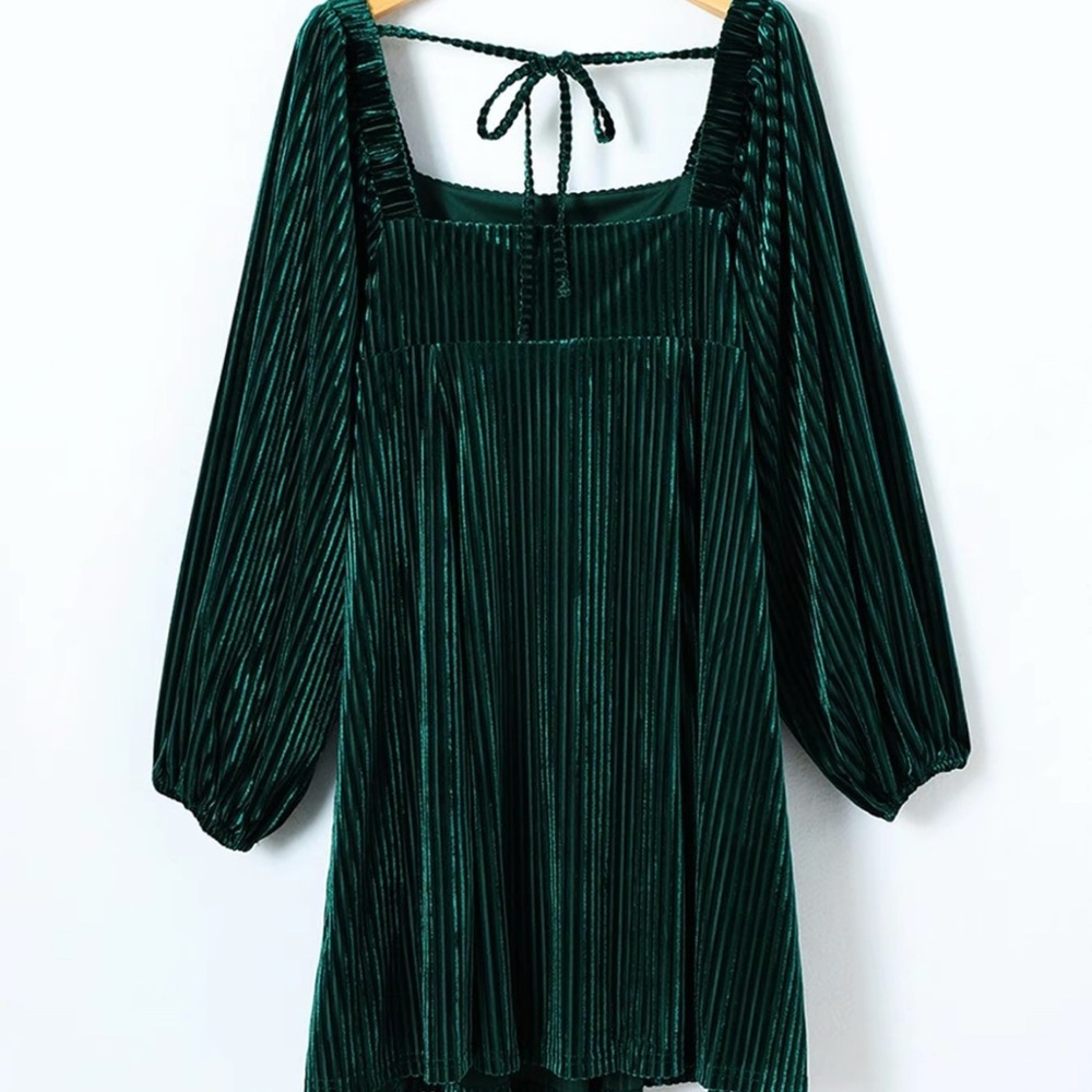 Katrina exclusive Women’s bishop sleeve tie back square neck dress - green